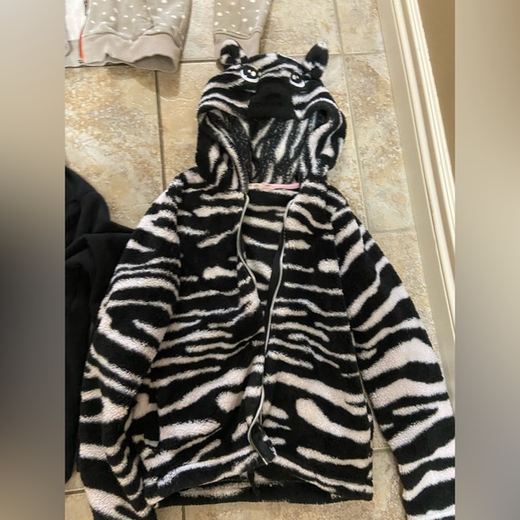 Seven (7) sweater/hoodies - Picture 7 of 8